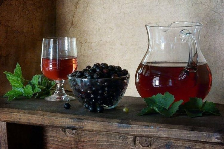 Настойка из черной смородины с кардамоном и лимонной кожурой