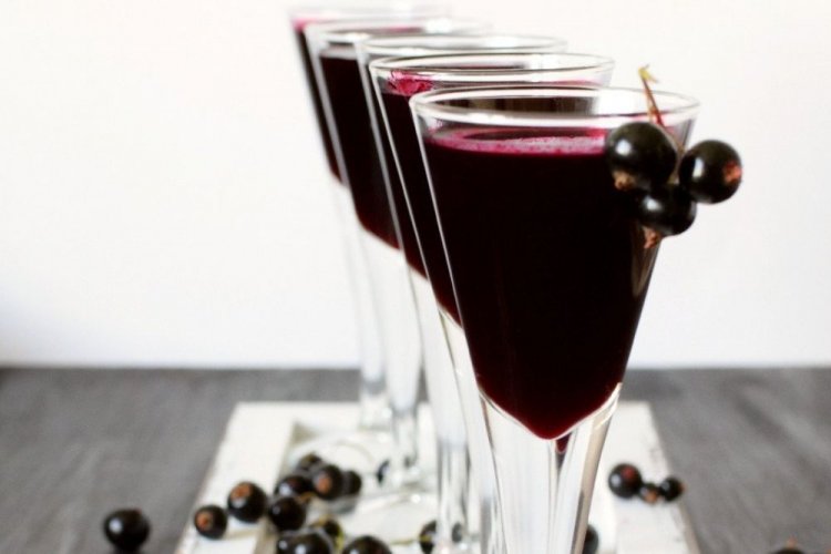 Настойка из черной смородины на вишневом вине