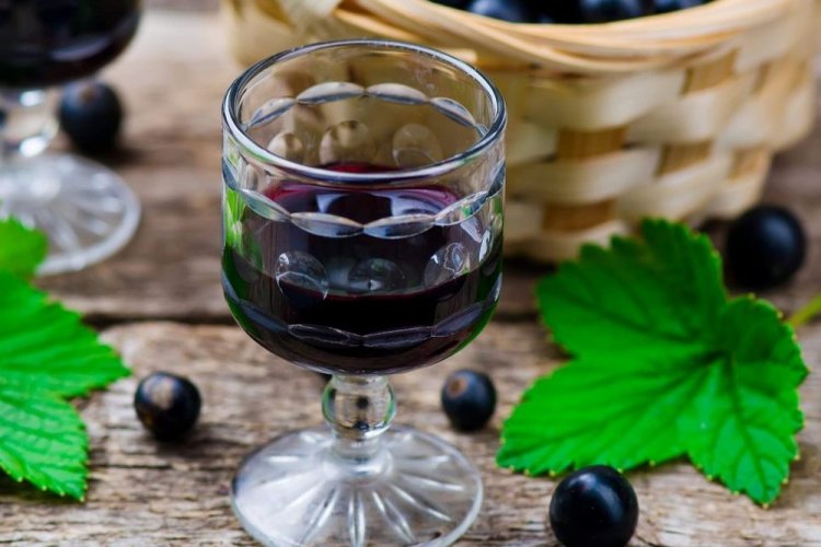 Настойка из черной смородины со специями