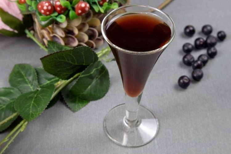 Настойка из черной смородины с медом и коньяком