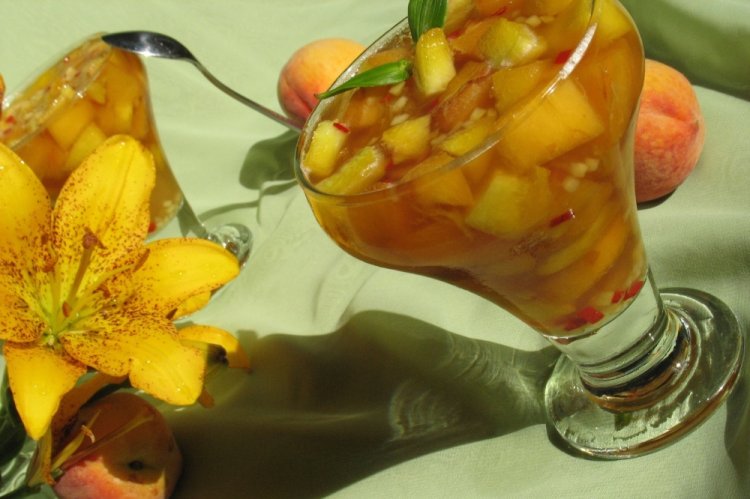Желе из абрикосов и персиков в шампанском