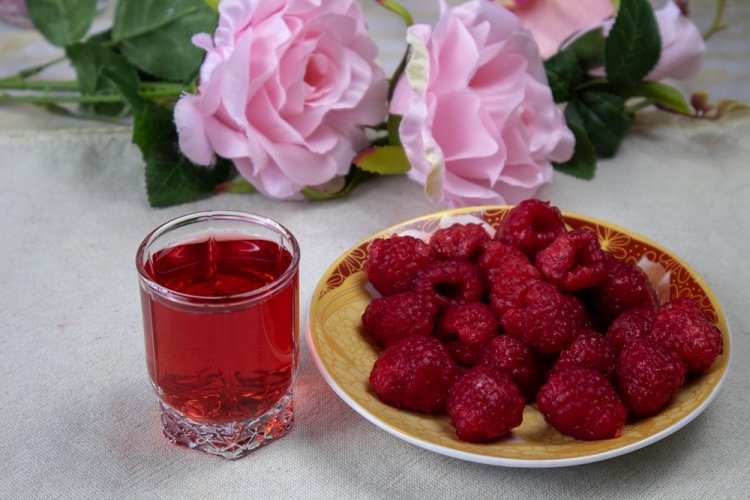 Наливка из малины с помощью перчатки