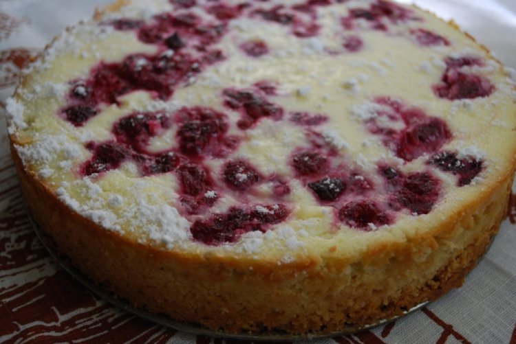 Заливной пирог с малиной на кефире