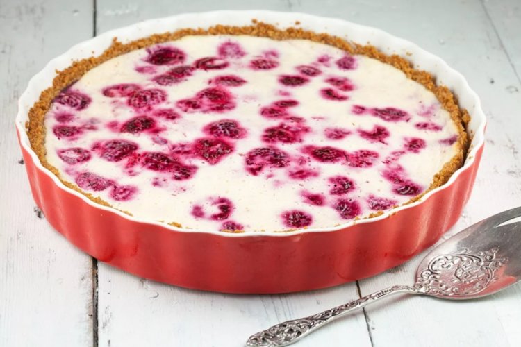 Заливной пирог с малиной на песочной основе