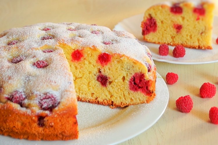 Заливной пирог с малиной на йогурте