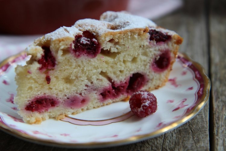 Заливной пирог с малиной на сковороде