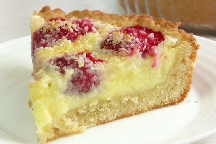 Заливной пирог с малиной и сметанной заливкой