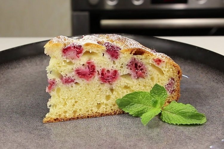 Заливной пирог с малиной на сметане