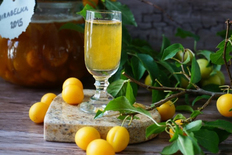 Вино из алычи с изюмом