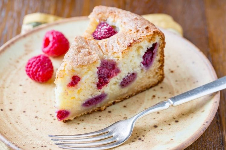 Шарлотка с малиной – классический рецепт