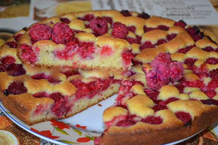 Шарлотка с малиной и масляной заливкой