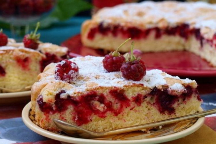 Шарлотка с малиной на сливочном масле