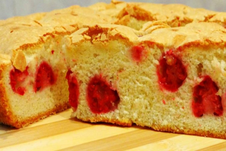 Шарлотка с малиной на кефире