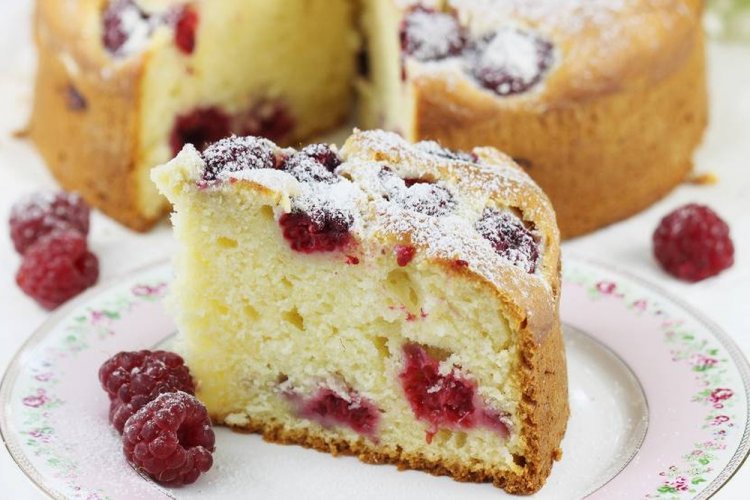 Пышная шарлотка с малиной без разрыхлителя