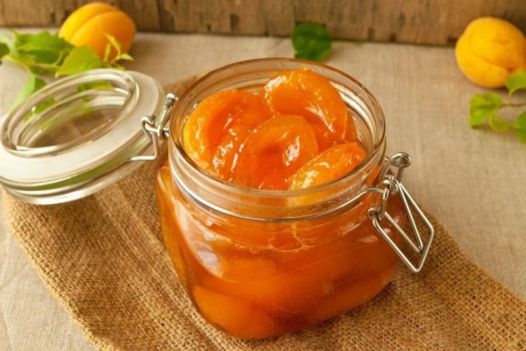 Хрустящие дольки абрикосов в сиропе