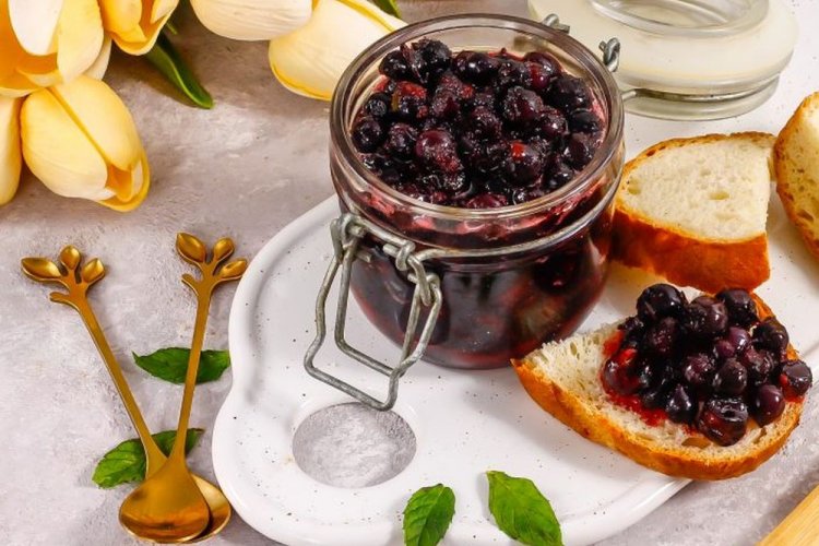 Замороженная черная смородина с сахаром