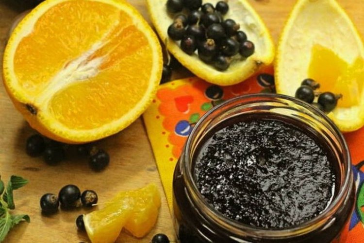 Черная смородина с апельсином и сахаром