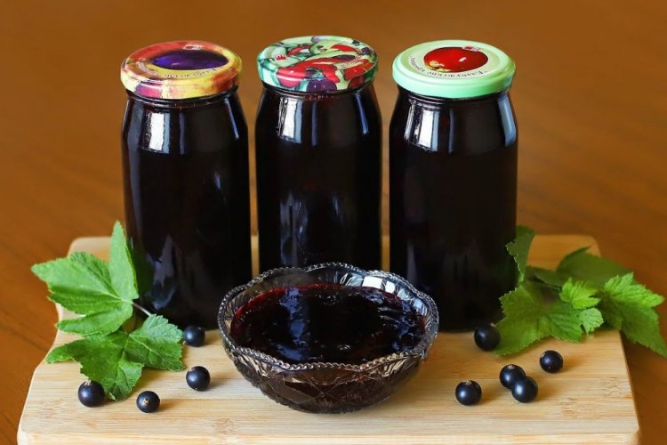 Черная смородина с сахаром через мясорубку