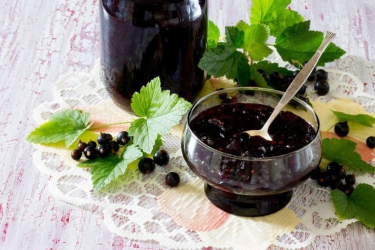 Черная смородина с сахаром в собственном соку