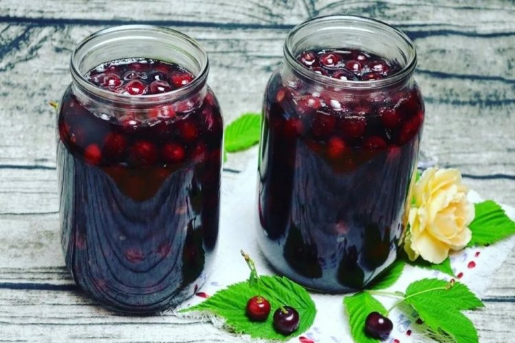 Желе с целыми ягодами в вишневом соке