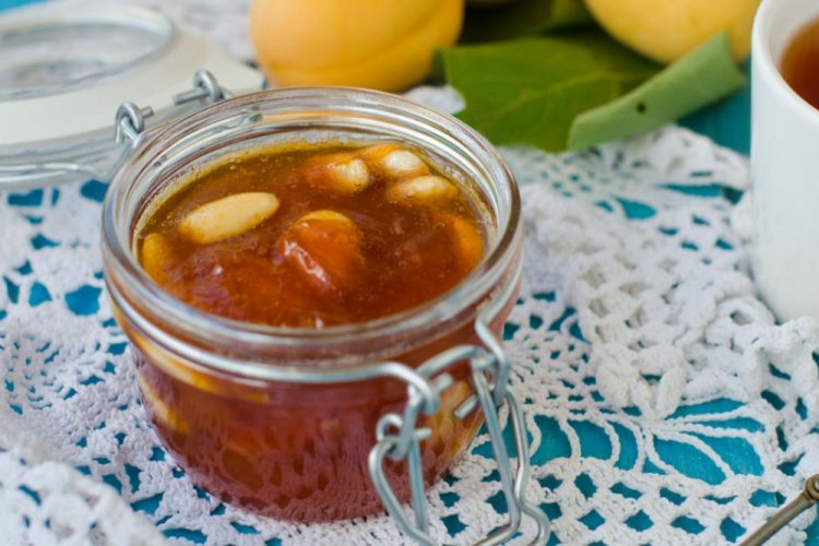 Абрикосовое варенье с миндалем и розмарином