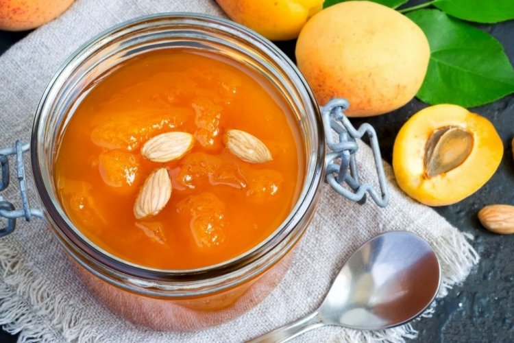 Абрикосовое варенье-пятиминутка с миндалем