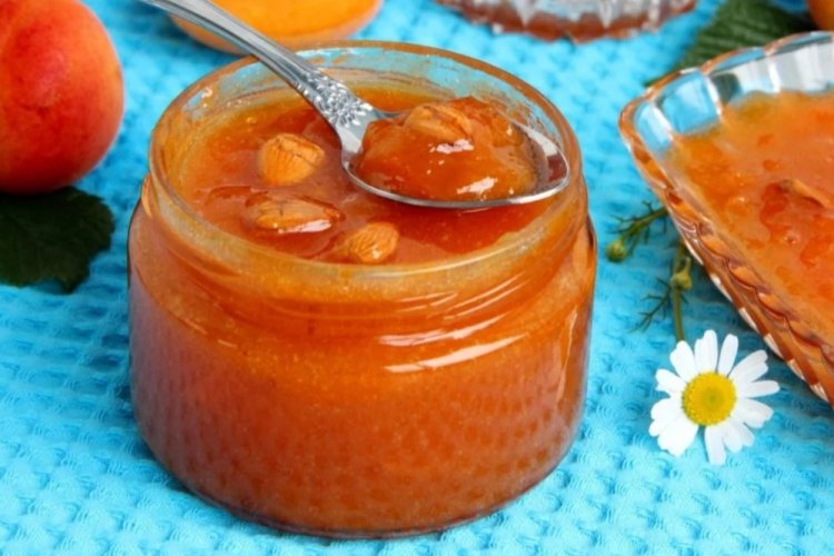 Абрикосовое варенье с миндалем и водкой