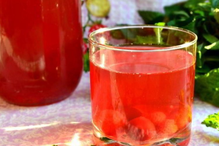 Компот из крыжовника с клубникой и мятой