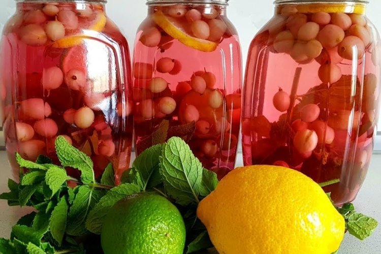 Компот из крыжовника и ягодного ассорти с мятой