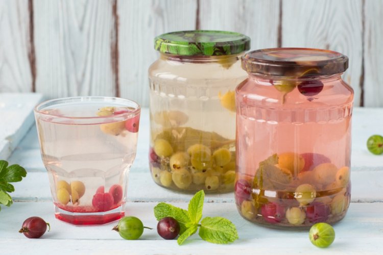 Компот из крыжовника с мятой и медом