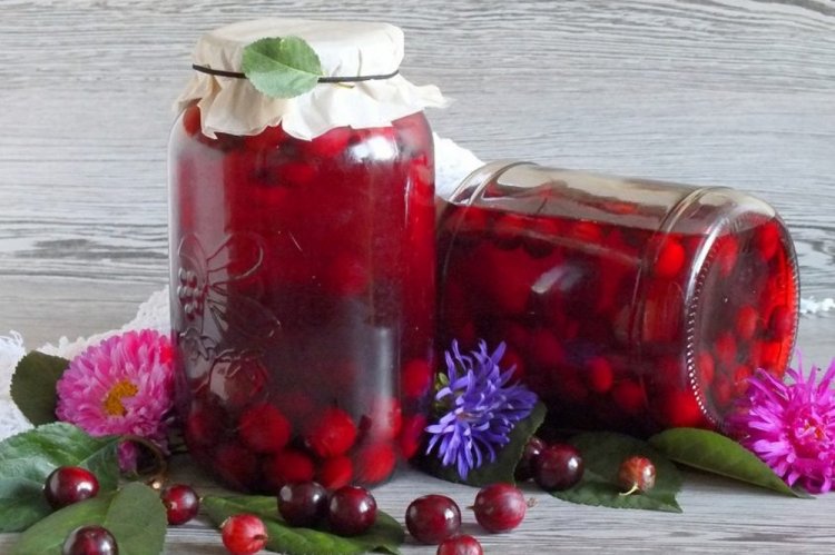 Компот из крыжовника и вишни с мятой