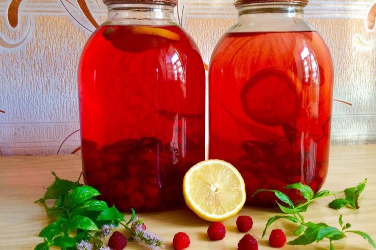 Компот мохито с малиной, лимоном и мятой