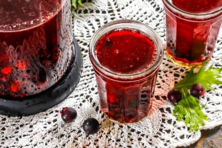 Компот из ирги с клюквой, смородиной и вишней