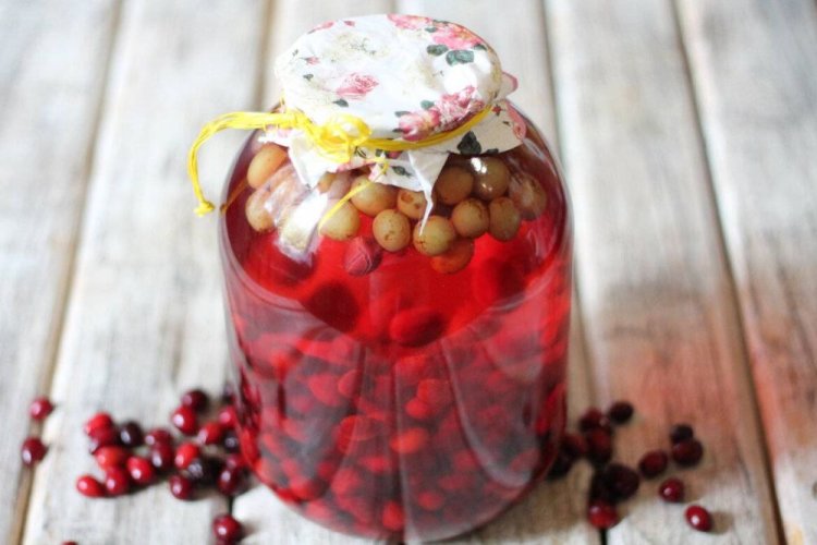 Компот из брусники с иргой и виноградом на зиму