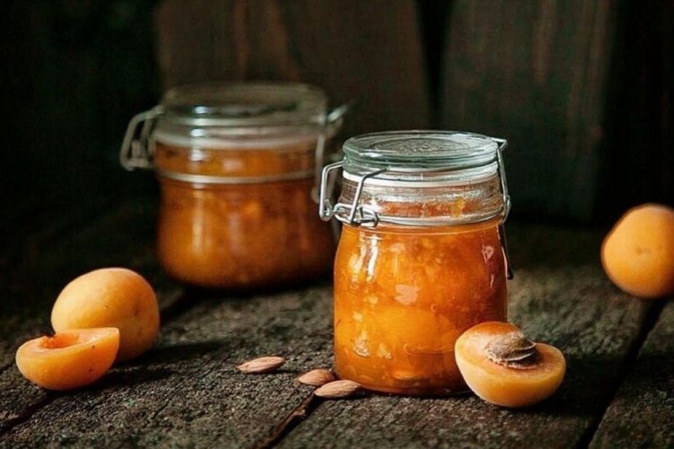 Абрикосовое варенье дольками с миндалем