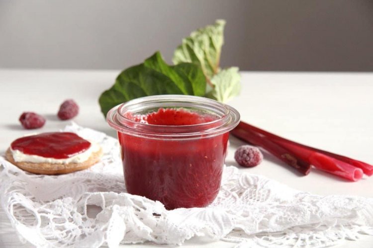 Кисло-сладкий джем из малины с ревенем