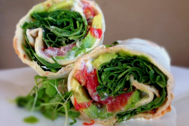 Ролл из лаваша с авокадо