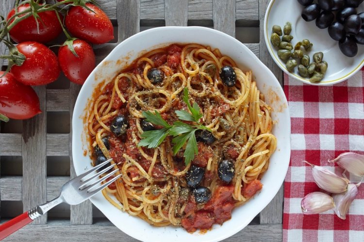 Спагетти с помидорами и оливками