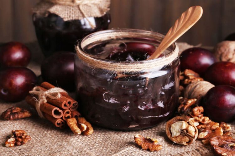 Варенье из алычи с орехами и корицей