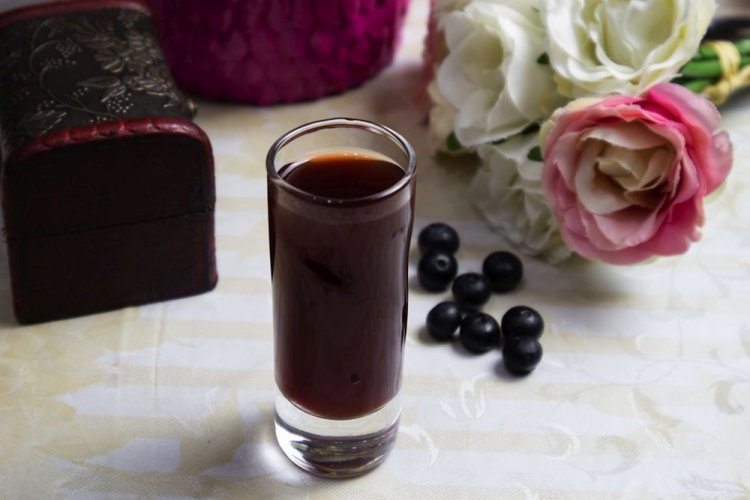 Наливка из черной смородины на самогоне