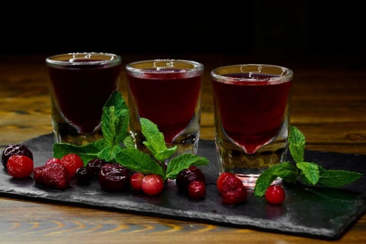 Наливка из вяленых ягод малины, клюквы и черной смородины