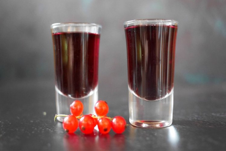 Настойка из сока красной смородины с чабрецом и липовым цветом