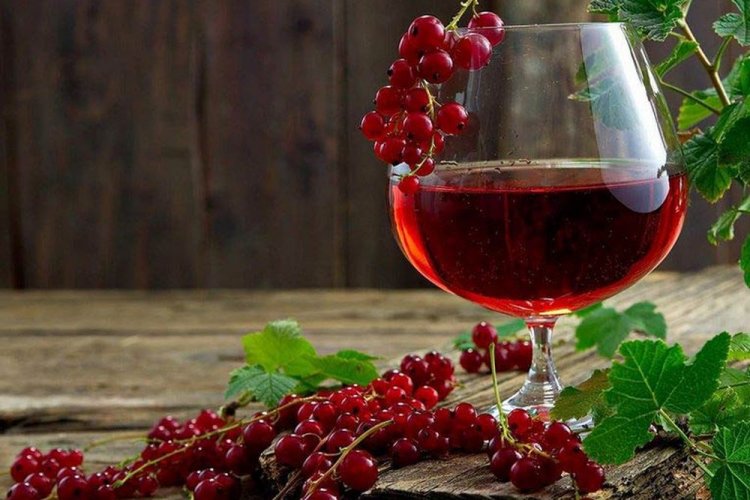 Настойка из красной смородины с апельсиновыми корками и ромом