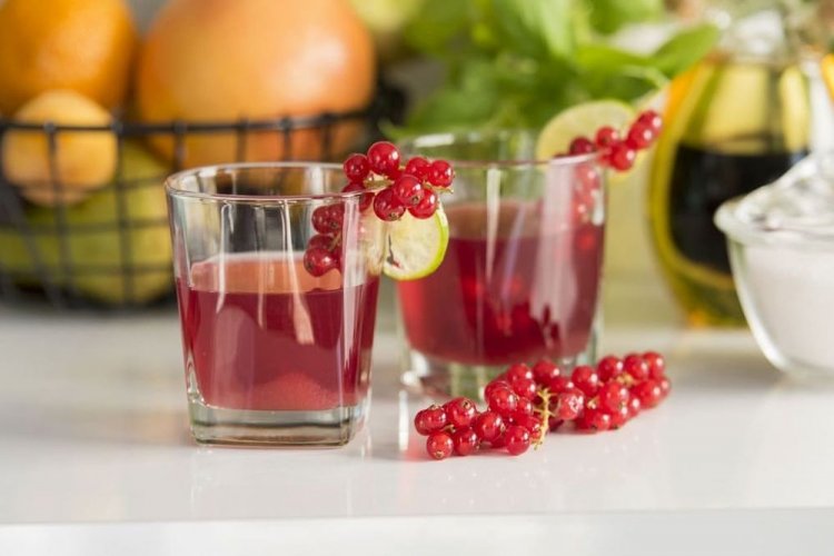 Настойка из красной смородины с лаймом и корками грейпфрута