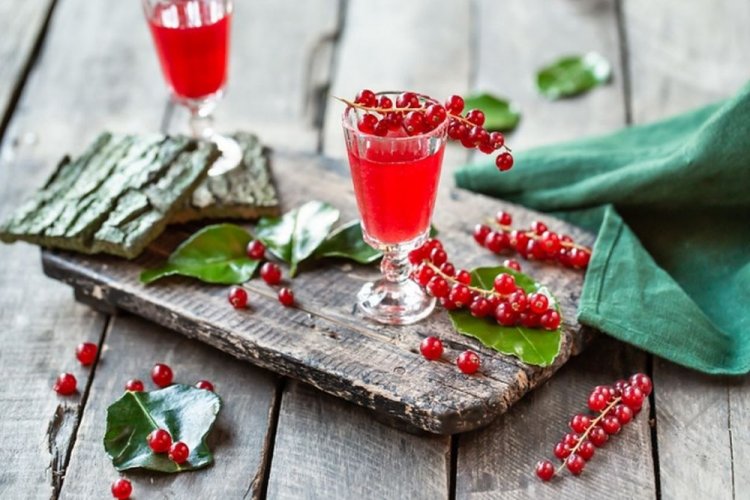 Настойка из красной смородины с листьями смородины и вишни