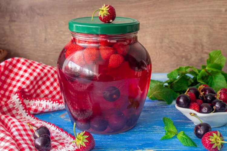 Компот «Мохито» из черешни, клубники и мяты
