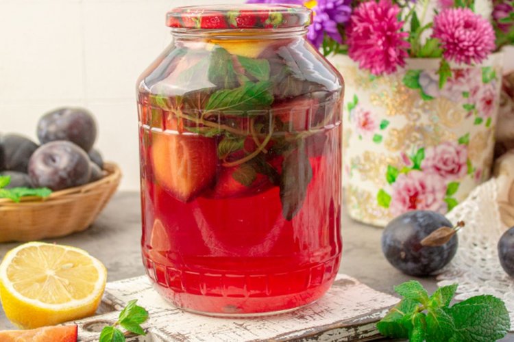 Компот «Мохито» со сливами, лимоном и мятой