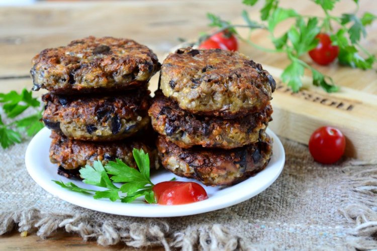 Котлеты из баклажанов, моркови и лука