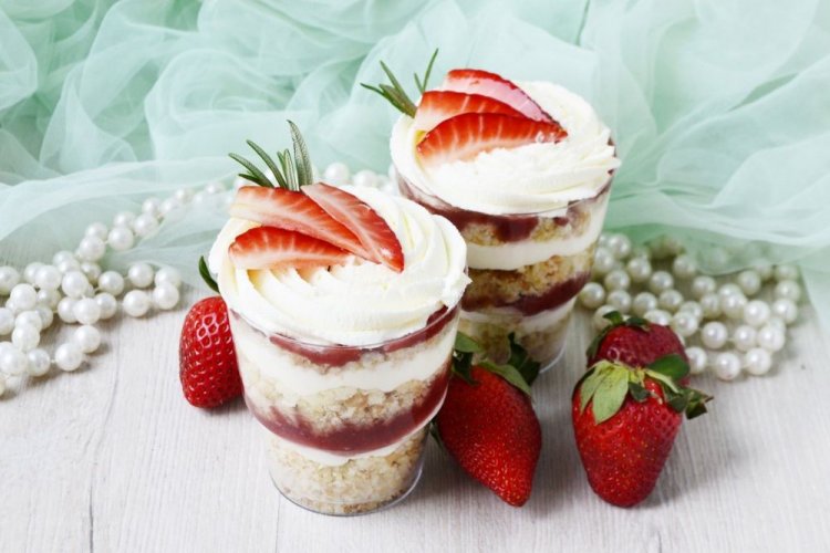 Клубничный трайфл