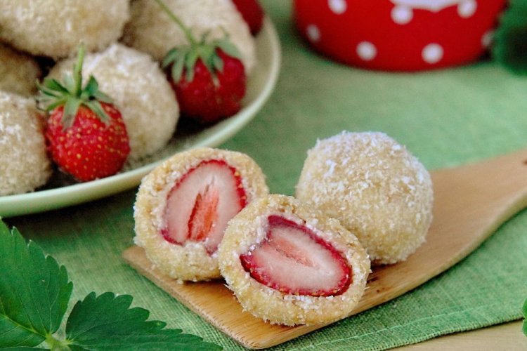 Творожные шарики с клубникой